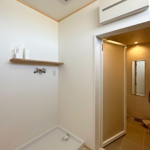 洗濯機置き場は、洗面脱衣室に造られました。  浴室のすぐそこなので、ポイっと洗濯機の中に洗濯物を入れちゃいますね( *´艸｀)  （洗うものを分別したい方は、その旨をご家族にしっかりとお伝えしておくことも必須ですね(^^)洗濯機の横に分別のカゴを置いておくのも良さそう）  洗濯機の上には、洗剤など置いておくための小さな造作棚も。