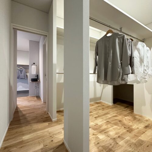 1階に造ったファミクロです。  広さは6帖あり、家族の衣服や季節のものなどもしっかり収納できます。  ファミクロを出るとすぐに、主寝室も。  今も未来も快適に過ごせるように考えられた間取りです。