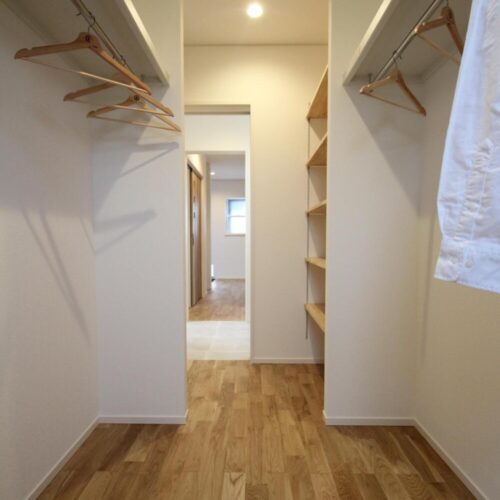 洗面の隣には3.5帖のファミリークローゼット！  ランドリースペースとも近いので干した衣類を短い動線で収納することができますね(^○^)