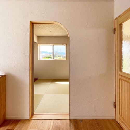 和室入口はお洒落な半アーチ型(^^♪  玄関ホールからそのまま和室に行ける間取りは来客時に重宝しますね。
