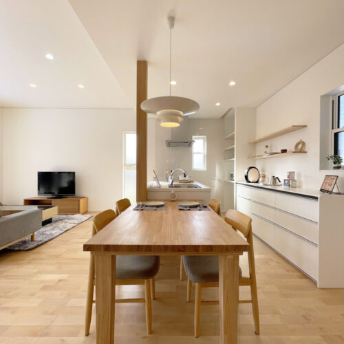 キッチン横には大工さんお手製のダイニングテーブル♪お家の雰囲気にもピッタリ☆  横並びなのでお料理が運びやすいのはもちろんのこと、作業台としても活用できるのが嬉しいですね( *´艸｀)