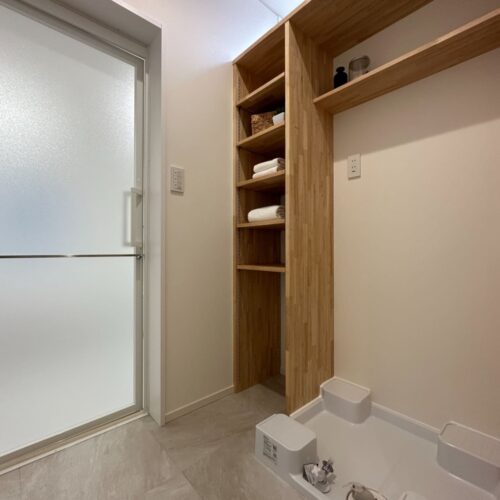 脱衣室には大工さんお手製の造作棚を施工しました。  洗濯機の上部は洗剤置き場として、左側の可動棚にはタオルやパジャマなどを収納できます。