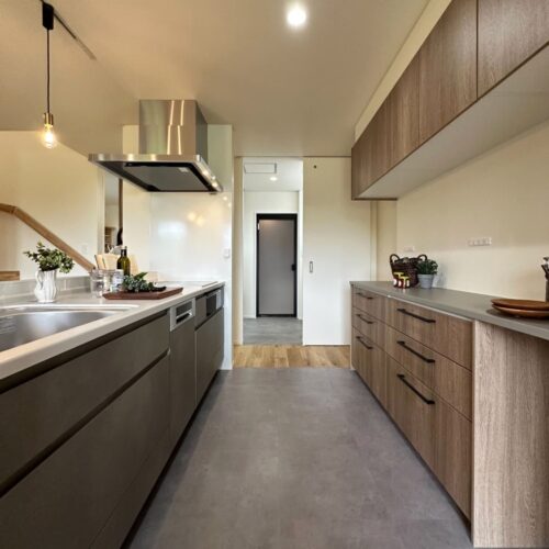 キッチン奥には水回りへとつながる扉。  キッチンからすぐ行ける水回りは家事の時短に繋がる神動線☆