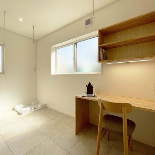 サンルームには、ホスクリーンを天井に付けます。物干し竿を2本かけることができるようになっています。天気を気にせず、ご自身のペースで洗濯物を干すことができます。