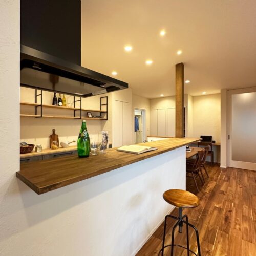 キッチンにはバーカウンターを造作しました。  この高さがちょうどいい( *´艸｀)  ダーツをしながらお酒を飲む…オシャレなおうち時間を存分に満喫しましょ～♡
