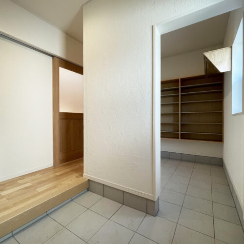 玄関には、来客用玄関の奥に、家族用玄関としても使えるシューズクローゼットを。  造作棚には靴をたっぷりと収納でき、コート類もパイプハンガーに掛けておけます(*^^*)