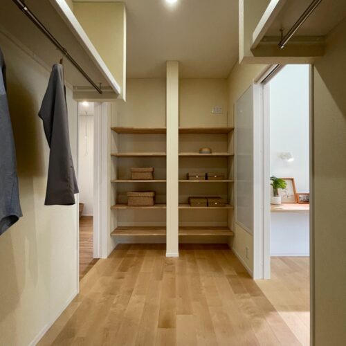 約5帖の広々ファミリークローゼット。  3つの扉は玄関ホール・脱衣室兼サンルーム・LDKへと繋がる動線完璧なファミクロです！