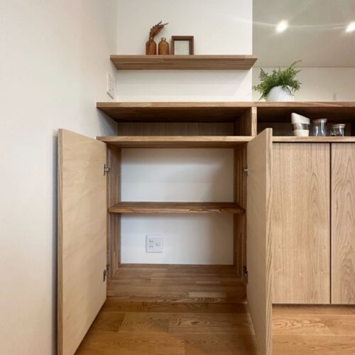 キッチン腰壁を利用した造作収納。  インターネット配線は扉の中に。ごちゃごちゃしがちな配線も扉を閉めればスッキリ♡  上の棚には電話配線を設けました。