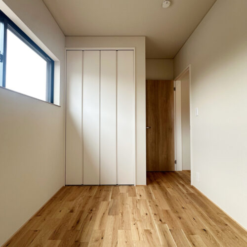 子ども部屋は扉付きのクローゼットを設けました。