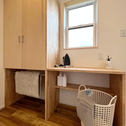 カウンターと扉付き収納棚は大工さんお手製！  造作カウンターは乾いた衣類を畳んだり、アイロン台として活用♪  収納棚の下にはパイプを取り付け、足ふきマットを干しておけます(*´ω`*)うちの社員にも大人気！