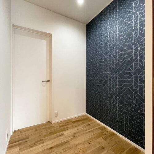 ピアノを置くために造られた2帖のお部屋。  アクセントクロスがシックで落ち着いた空間に。  （アクセントクロス：サンゲツ FE74460）