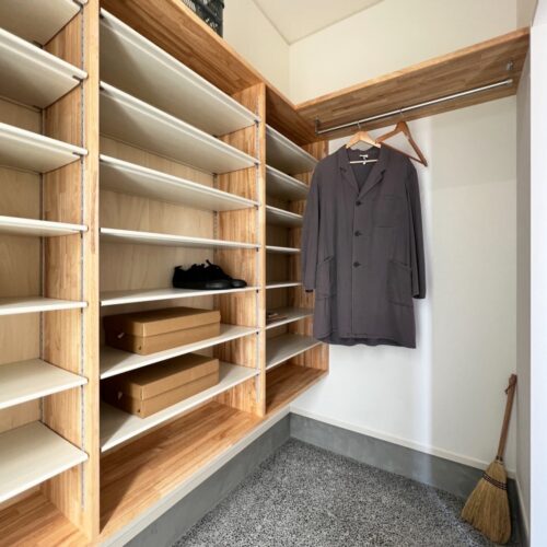 約2帖のシューズクローゼット。  造作可動棚と、パイプハンガーで家族の靴やアウターをしっかり収納していくことができます。