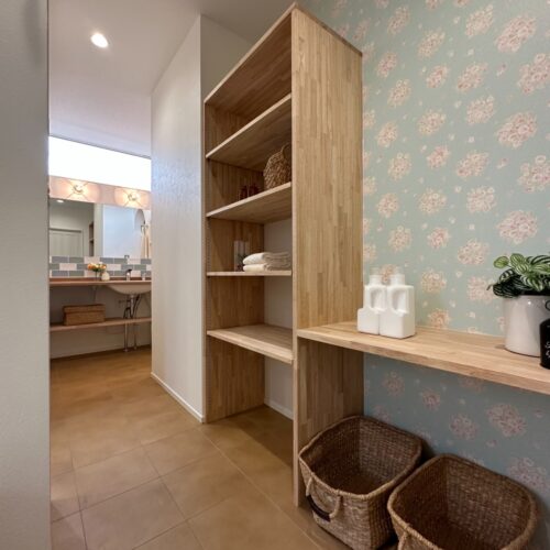 洗濯機・物干し・造作棚が揃った広々サンルーム。 これなら毎日のお洗濯も快適。