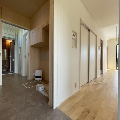 水回りはキッチン奥に集結！  何かとキッチンに立つ時間が多いママにとって、この動線は本当に助かりますね( *´艸｀)  実は玄関にも繋がるんです♪羨ましい～(*^。^*)