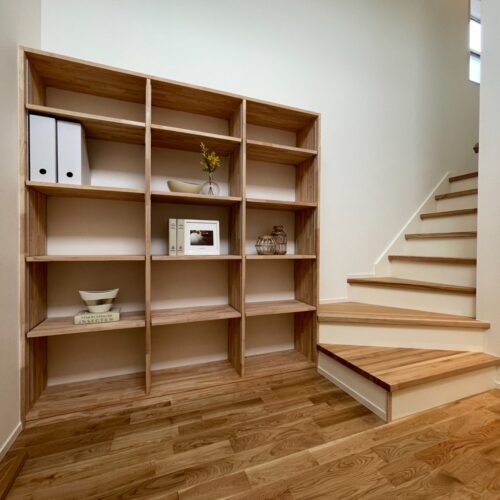 階段途中のスキップフロアにある収納です。  オシャレな雑貨をたくさん飾りたくなりますね(^-^)