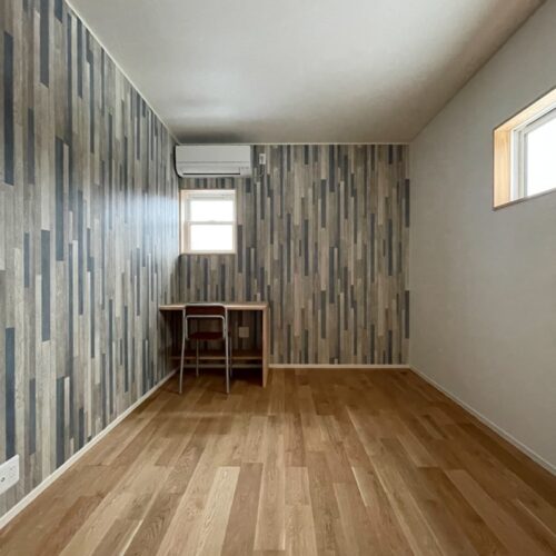 子供部屋にはサンゲツのクロスをアクセントに☆  ブルーとグレーの彩色木目がオシャレ～( *´艸｀)