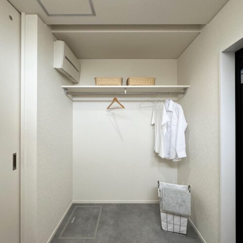 洗濯機置き場の反対側は枕棚とパイプハンガーを取り付け、収納スペースに♪  ロールカーテンで仕切れる仕様にしました。