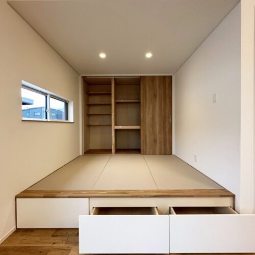 小上がり和室にはたくさんの収納を設けました。  三枚引き戸を開けると一番左側は可動棚スペース、右側は枕棚と中段を施工。  季節の物や重い物、使用頻度の多い物や少ない物など分けて収納できます。  また、小上がりの段差を利用し引き出し収納も！  こちらはお子様のおもちゃや筆記用具、リモコンや充電器など身の回りの小物などを収納できます◎