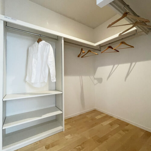 サンルーム奥のファミリークローゼット。ぐるっとパイプハンガーが取付けられているので、洋服もたくさんかけておくことができます(*^^)v