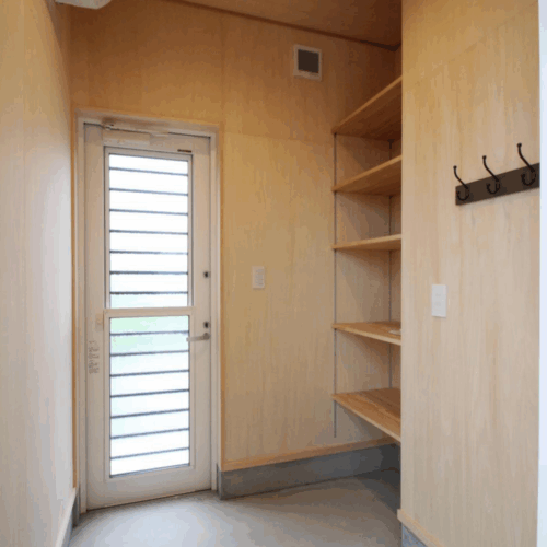 土間スペースは愛犬のお留守番スペースとして活用！  エアコンも設置しているので愛犬も快適に過ごすことができます。  勝手口から外の出入りが簡単にできるのでお散歩もしやすいです。