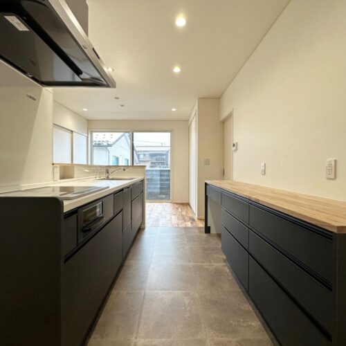 キッチン・カップボードはタカラスタンダードのオフェリアを。  ブラックでもない、ネイビーよりも深い色味が大人な雰囲気を演出してくれるカラーです。（扉カラー：TJK10240C）