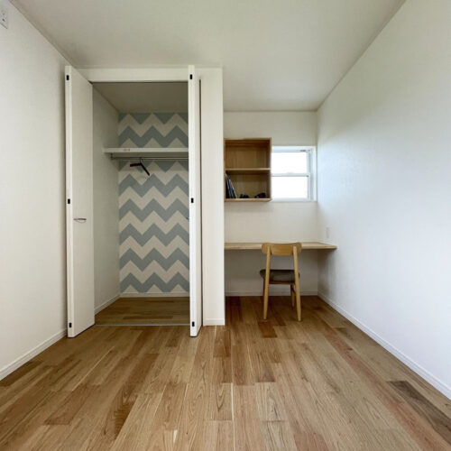 子供部屋にも大工さんお手製の造作デスクと本棚。シンプルなデザインは大きくなっても使いやすく人気があります♪  そしてクローゼットの中は波模様の可愛いクロス♡見えなくなるところも遊び心を忘れません(^^♪