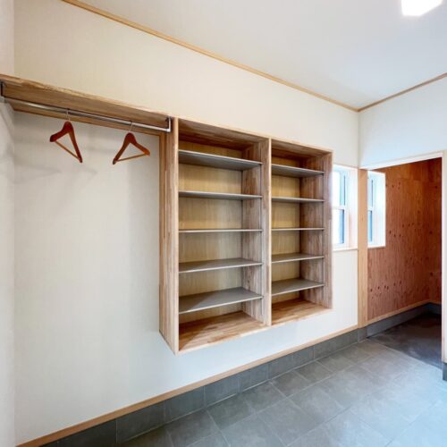 家族用玄関には、可動レール付きの造作棚と、コートなどを掛けれるパイプハンガーを取り付けました。  広々とした設計なので、朝のバタバタした時も渋滞知らずです(*^^)v  ご家族全員で並んでも余裕の広さ◎羨ましい～♪