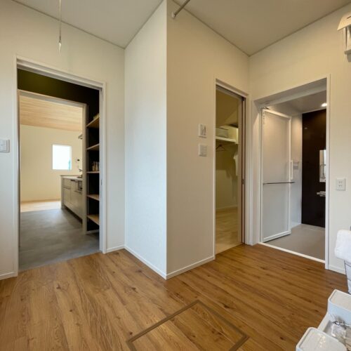 サンルームと脱衣室を兼ねています。  隣がファミリークローゼットなので洗濯物もすぐにしまえて便利◎