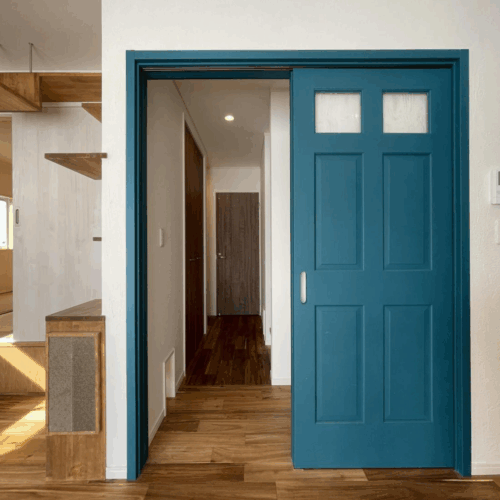 リビングにはナガイの建具を取り付けました。  ナガイの建具は、カラーが豊富なのはもちろんのこと、上部のガラスも自分好みのデザインに変えることができます♪     株式会社ナガイ  ドアデザイン ： ヘムロックドア 266-SB 塗装 ： マットカラー塗装 カラー ： D4 ミント