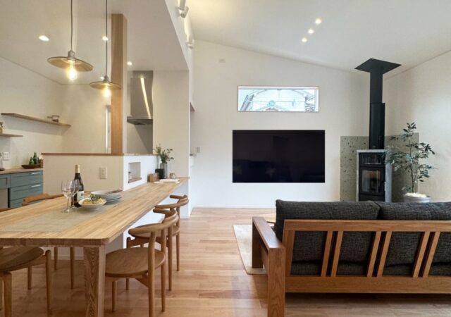 アウトドアもインドアも充実!薪ストーブのあるLDKでまったり過ごす家