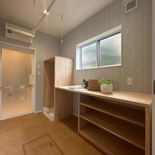 ランドリールームです。  洗濯機の上には衣類乾燥機を置くための棚、横にはカウンターを造作しました。  衣類を畳んだり、アイロンをかけたりとその場で作業できるのは嬉しいですね。