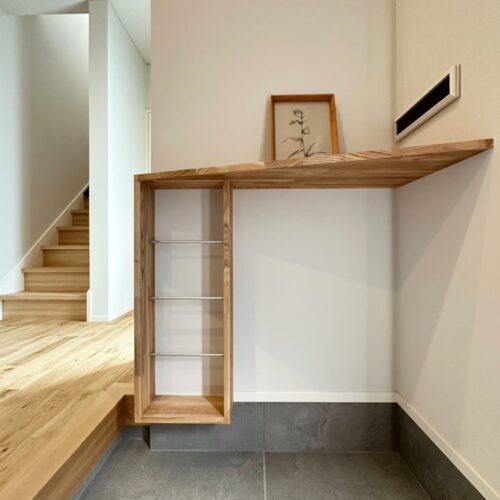  玄関には、造作のスリッパニッチを造りました。  来客時にはスムーズにスリッパの出し入れができ、また、シンプルなデザインで飽きもこず、スッキリとした玄関に。     スリッパニッチ上のカウンターは、郵便受けとしても(*^^*)  季節の小物を飾って楽しむのも良いですよね。