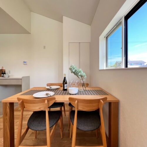 ダイニングテーブルは、配膳もしやすいようにキッチン横に。  テーブルの後ろには、食品庫として扉付きの収納棚を造りました。