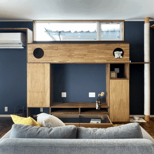 テレビボードも猫ちゃん仕様に造作♪丸い穴から顔をひょっこりと出せるようにトンネルになっています。  トンネルの上ではひなたぼっこもできます☀