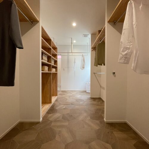 木目調のヘキサゴンフロアタイルがかっこいいファミクロ。  約7.2帖の広～いファミリークローゼットに家族分たっぷり収納できます。  奥に洗濯機があり、洗う→干す→しまうが一連の流れでできる神動線です☆