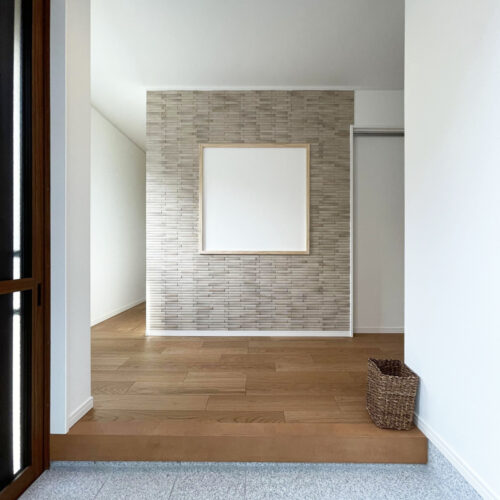 お客様をお迎えする玄関ホールには、お気に入りの絵を飾ります。エコカラットを施工した壁の真ん中には、I様が飾る絵の寸法をお聞きし、木の額縁を取付けました。