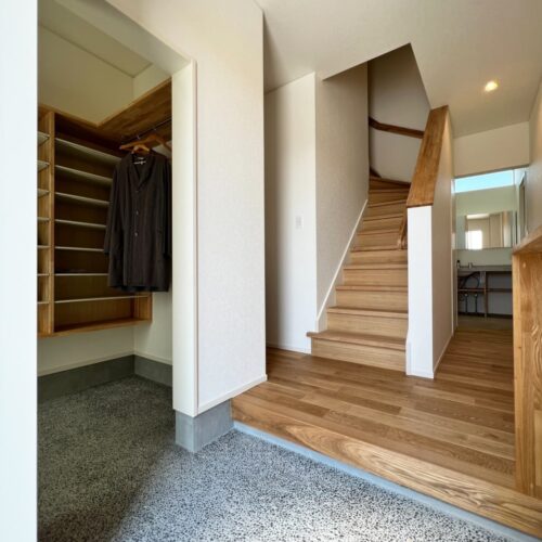 玄関から真正面に見えるのは、洗面所になります。  帰宅後、ノータッチで手洗いをすることができるので、衛生面でもバッチグー！ですね(*^^*)  また、独立した洗面所なので、お客様にも案内しやすい間取りになっています。   