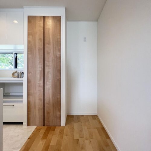 カップボードの横には扉付き食品庫、そしてその横には冷蔵庫置き場…と、無駄のないキッチン動線が実現しました☆  これは主婦の味方ですね(^_-)-☆