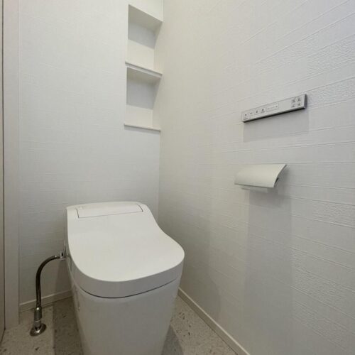 トイレはシンプルに♪横型のスティックリモコンがスマートです！     トイレ：Panasonic　アラウーノS160