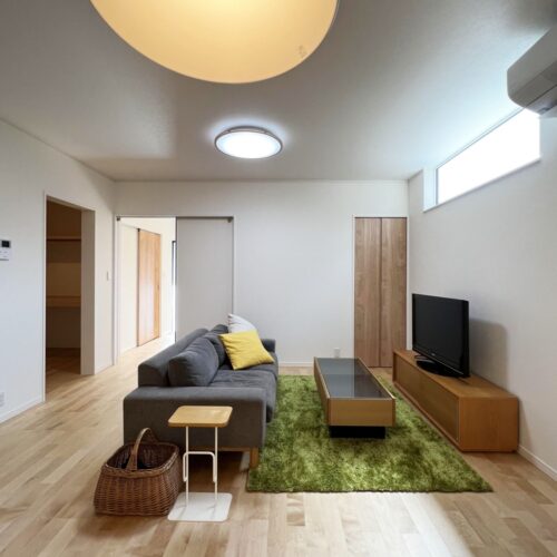 キッチンからリビングを見た時の目線はこんな感じです♪  高窓からたっぷりの光が注ぎ込み、リビングを包み込んでくれます。  リビングは家族の笑い声と自然の光で、常に明るい空間へ☆彡