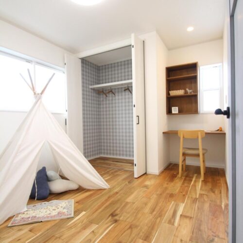 子供部屋には大工さんお手製のデスクに本棚。  大きくなってからも使いやすいよう、シンプルなデザインに( ◠‿◠ )