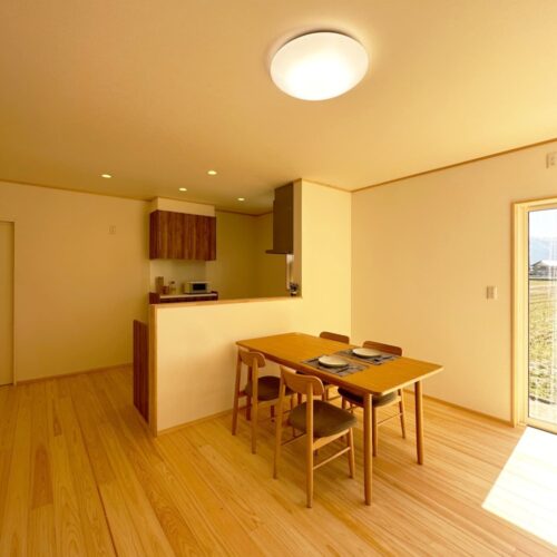 LDKの扉を開けると、窓からの光がひのきの床を照らしてくれている優しい空間が迎えてくれます。  その優しい雰囲気に引き込まれて、ついついゆっくりしたくなるそんな空間。  ひのきの香も良き～(*´ω｀)