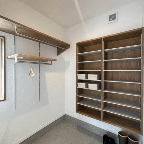 玄関横のシューズクロークには靴を収納するシューズボックスとコート掛けを設けました。  コート掛けは可動レールとなっているのでお子さんの手の届く高さにも調節することができます☆