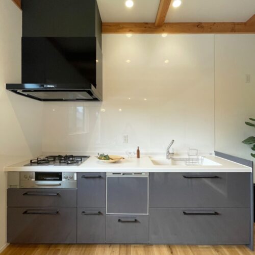 キッチンは、TOTOのミッテ。  トリコダークグレーという落ち着いたお色が、空間との相性バッチリ！