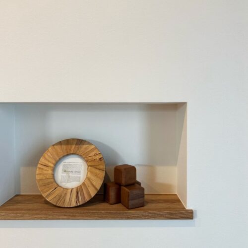  玄関の壁にはちょっとしたニッチを造作。  好みの雑貨を飾りお客様をお出迎え。