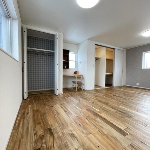 子供部屋と主寝室を一体に。  将来、子供部屋と寝室に間仕切りできるように扉を二つ付けました。  お子さんが小さいときは一緒に寝て、大きくなったら子供部屋と寝室を分けて使うことができます(^・^)