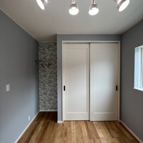 リビングの一角に設けた洋室…  あれ？和室じゃないの？と思われた方も多いと思います！Ｋ様邸は洋室なんです♪  和室も便利ですが、ちょっとした洋室も便利ですよ～(*´▽｀*)     クロス：サンゲツ FE74655  アクセントクロス：サンゲツ FE74437（パイプハンガー）