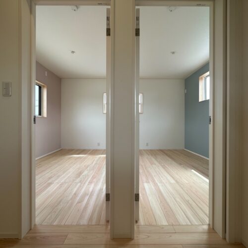 子ども部屋も床材はひのきです。くすみカラーのアクセントクロスとひのきで優しい空間に。  最初は広々使って、将来壁で仕切って2部屋にできます。