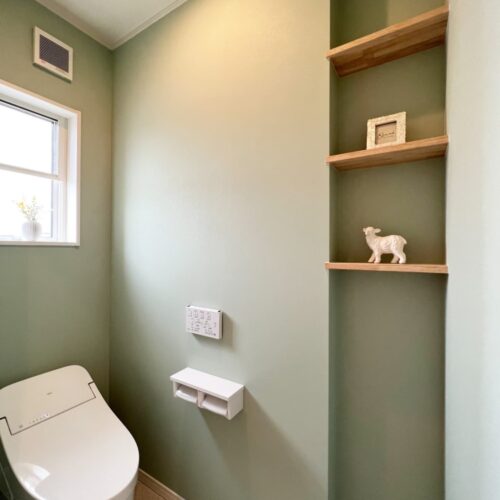 緑のクロスが落ち着くトイレは、シンプルだけどこだわりの空間に◎  天井から床まで設けたニッチの上には好みの雑貨を飾り、下にはお掃除道具などを置ける設計にしました(*^^*)  思わず長居してしまいそうなほど心地良い～♪