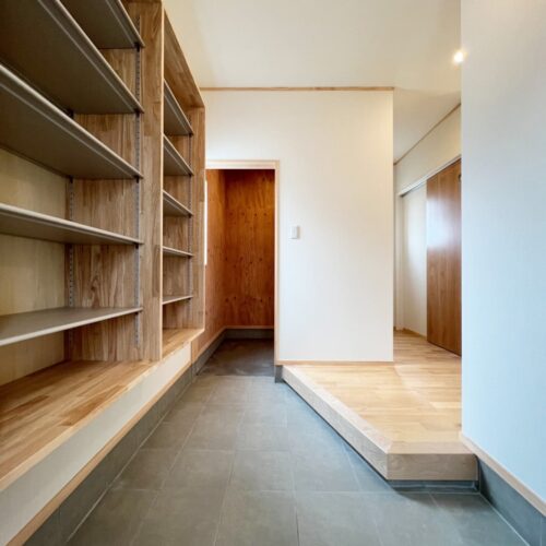 家族用玄関の奥に見えるのは、約2帖ほどの土間収納スペース。  お子様のベビーカーや三輪車、パパの自転車やゴルフセットなどなど…収納し放題＼(^O^)／  そして忘れてはいけない、北陸の冬に必須のスノーダンプも余裕の収納です⛄